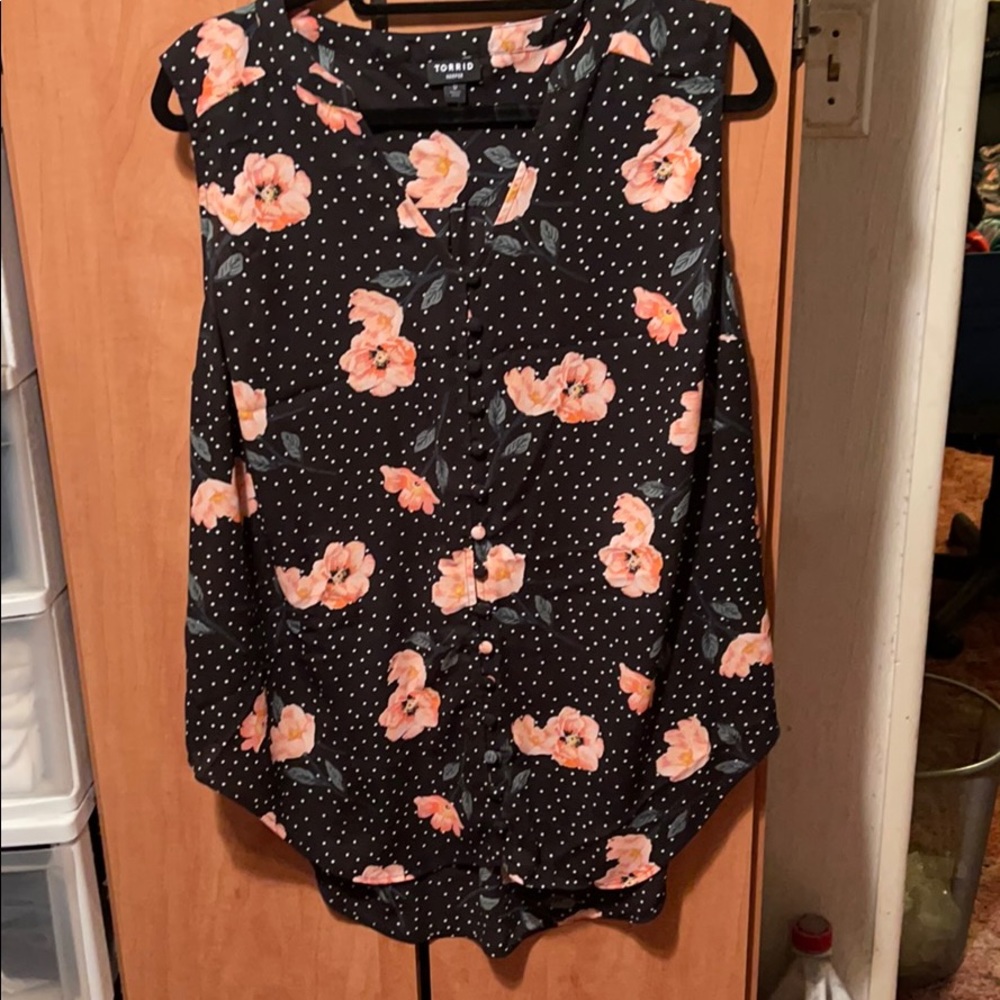 Torrid sleeveless button down blouse